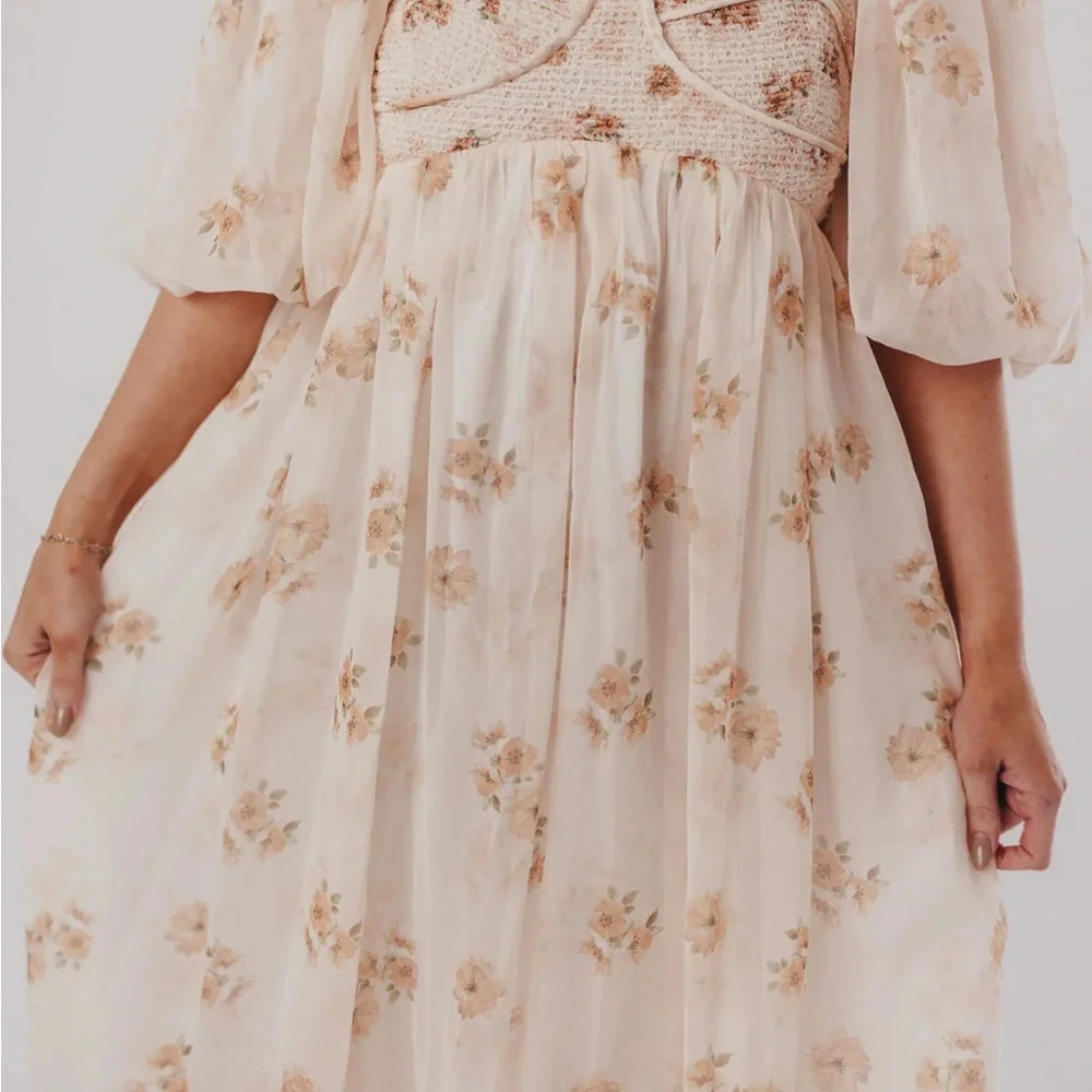 Chic Floral Maxi Dress in Cream - Picture 2 of 8